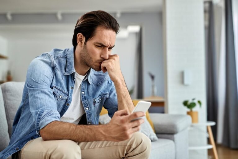 Falsas encomendas e esquemas de investimento: as burlas mais comuns nas apps de mensagens em Portugal