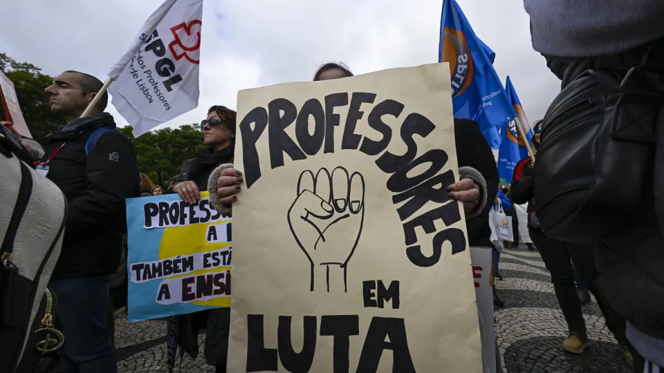 Fenprof entrega à AR abaixo