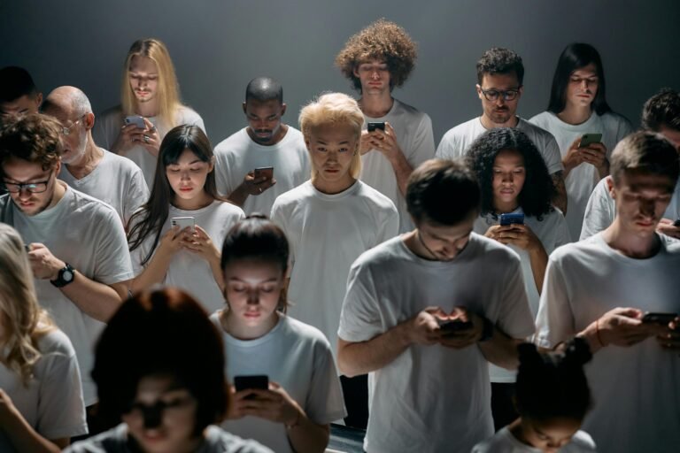 Investigação revela que design do Facebook e Instagram é viciante, e Meta pode enfrentar pesada multa